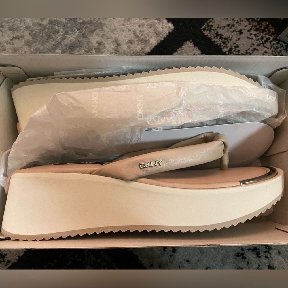 dkny maeryn thong sand color sandal